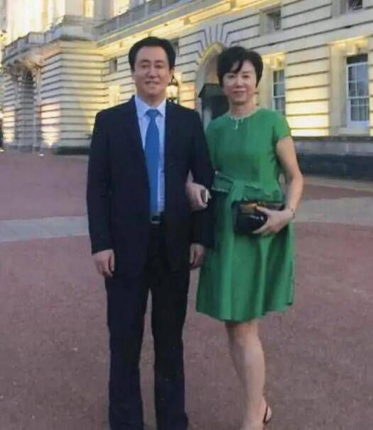 漂亮的荡妇2020